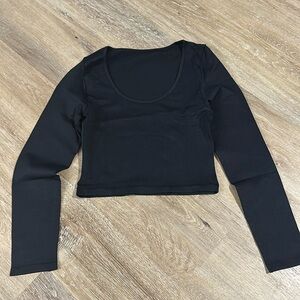 NWT women’s OQQ scoop neck crop top. Medium - long sleeve